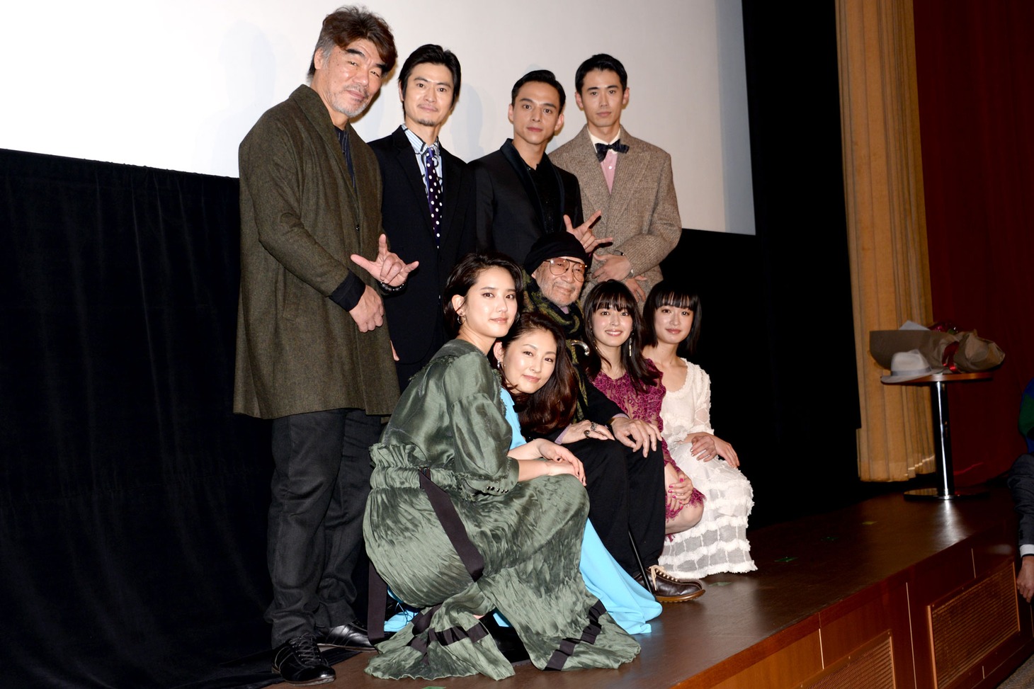 「花筐／HANAGATAMI」初日舞台挨拶にて、前列左から山崎紘菜、常盤貴子、大林宣彦、矢作穂香、門脇麦。後列左から村田雄浩、窪塚俊介、満島真之介、原雄次郎。