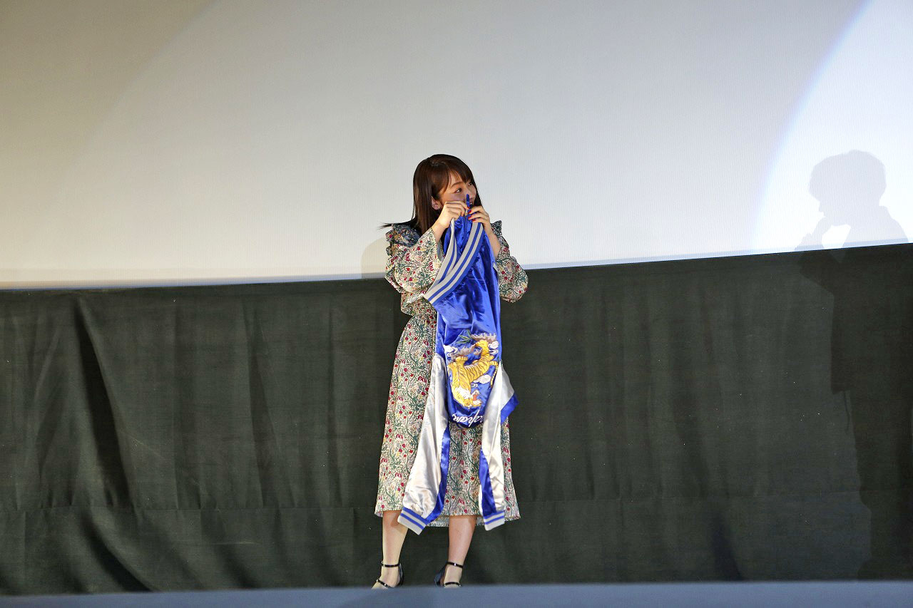 スカジャンを見せる平祐奈。