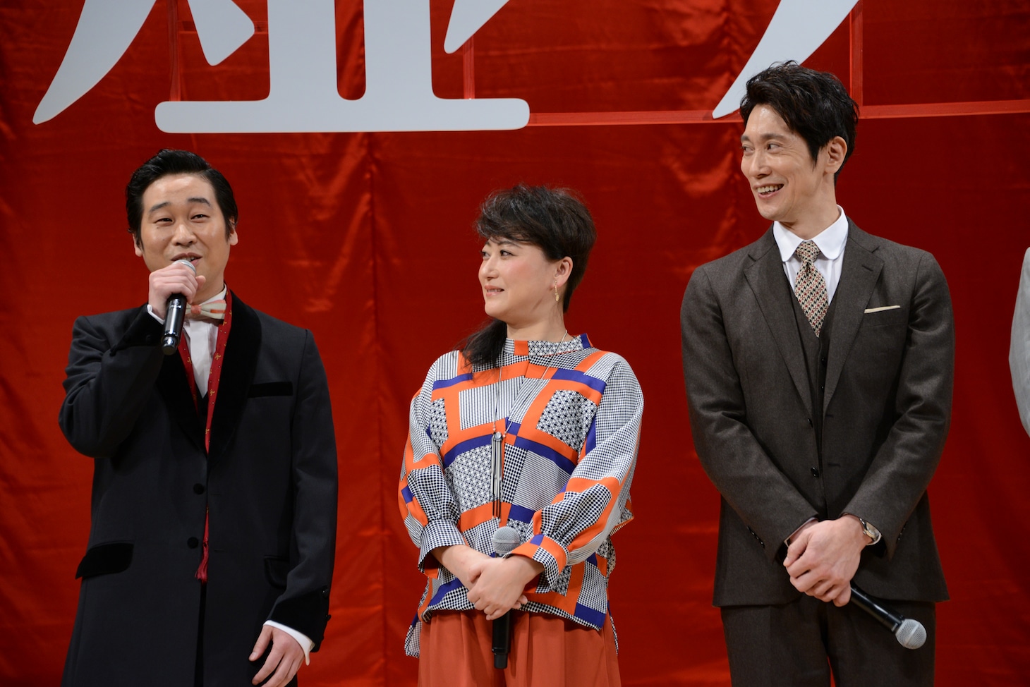 左から前野朋哉、友近、佐々木蔵之介。
