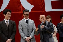 左から佐々木蔵之介、中井貴一、坂田利夫。