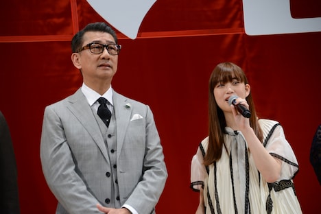 左から中井貴一、森川葵。