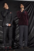 松坂桃李（左）と斎藤工（右）。