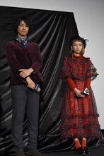 左から斎藤工、三戸なつめ。