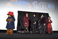 キャストたちにプレゼントを贈るも、「シャケ？」と中身を予想されていじけるパディントン（左端）。