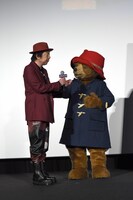 左から古田新太、パディントン。