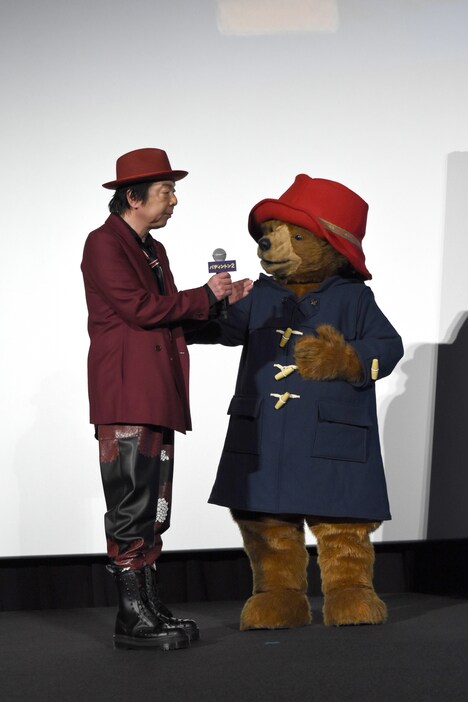 左から古田新太、パディントン。