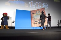パディントンから贈られた絵本を開く、松坂桃李（中央）と斎藤工（右）。