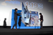 パディントンから贈られた絵本を開く、松坂桃李（左）と斎藤工（右）。