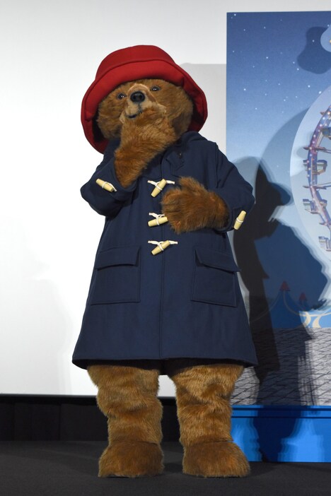 プレゼントに喜ぶ登壇者たちを見て、得意げな様子のパディントン。