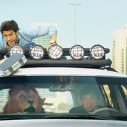 ジャッキー・チェン主演「カンフー・ヨガ」カーアクション公開、高級車が衝突