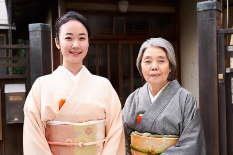 「日日是好日」撮影現場にて、左から黒木華、樹木希林。