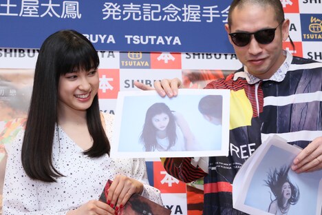 左から土屋太鳳、辻本知彦。