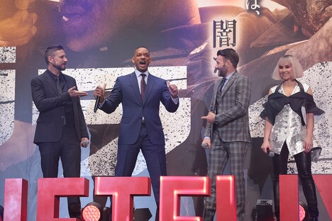 雄叫びを上げるウィル・スミス（左から2番目）。