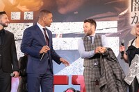 突然ジャケットを脱いだジョエル・エドガートン（右）に動揺するウィル・スミス（左）。