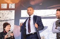 ジャケットをひらひらさせておどけるウィル・スミス。