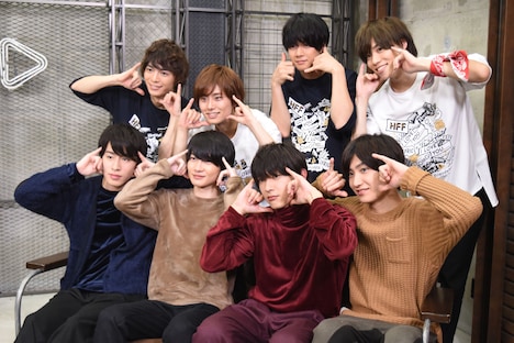 「HANDSOME FILM FESTIVAL 2017」LINE LIVE特番配信後の様子。“金子ポーズ”を取るハンサムメンバーたち。