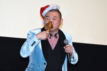 チキンを頬張る内山信二。