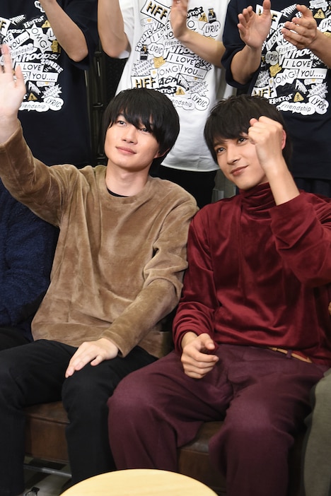 左から神木隆之介、吉沢亮。