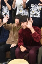 左から神木隆之介、吉沢亮。