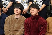 左から神木隆之介、吉沢亮。