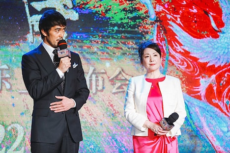 左から阿部寛、松坂慶子。