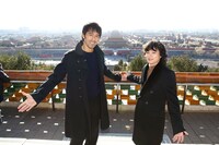 中国・北京の景山公園を訪れた阿部寛（左）と染谷将太（右）。