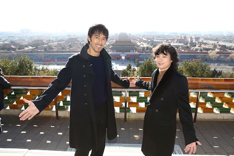 中国・北京の景山公園を訪れた阿部寛（左）と染谷将太（右）。