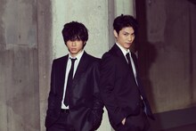 「闇金ドッグス8」「闇金ドッグス9」イメージカット。左から山田裕貴、青木玄徳。