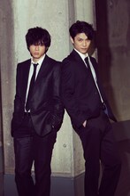 「闇金ドッグス8」「闇金ドッグス9」イメージカット。左から山田裕貴、青木玄徳。