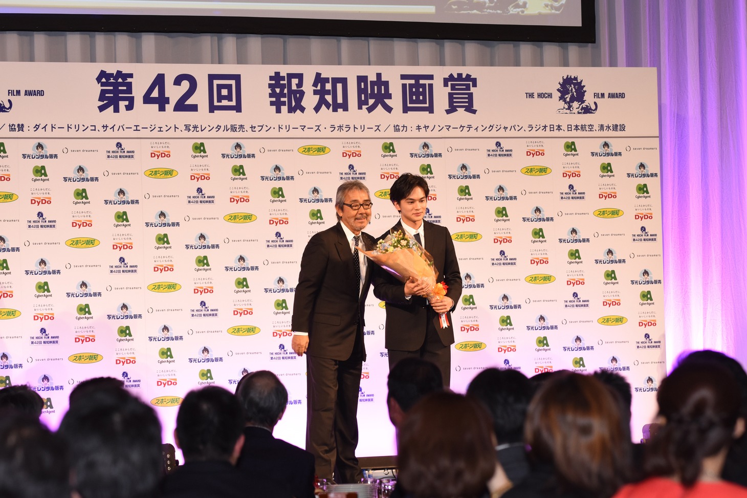 左から寺尾聰、北村匠海。