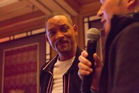 質疑応答にて、自ら記者のそばまで歩み寄ってきたウィル・スミス。