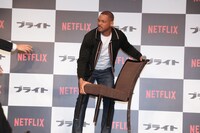 フォトセッション時にスタッフを手伝い、椅子を移動させるウィル・スミス。