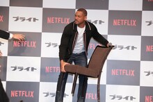 フォトセッション時にスタッフを手伝い、椅子を移動させるウィル・スミス。