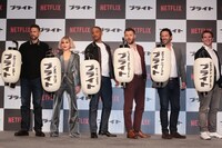 各々の名前の入った提灯を持ってフォトセッションに臨む登壇者たち。