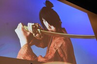 映画秘宝のグラビアアザーカット。