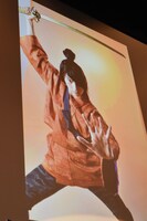 映画秘宝のグラビアアザーカット。「五右衛門ロック」の古田新太のポーズを参考にしたもの。