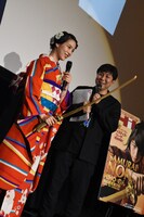 グラビア撮影で使用した“折れずの刀”を手に「あれ？」とリアクションするのん（左）。