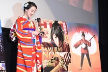 クボ人形を手にしたのん。