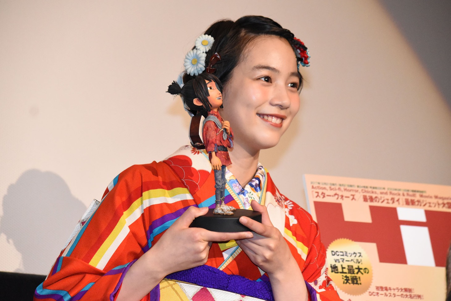 クボ人形を手にしたのん。