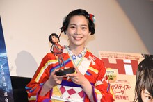 クボ人形を手にしたのん。