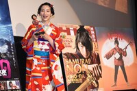 クボ人形を手にしたのん。