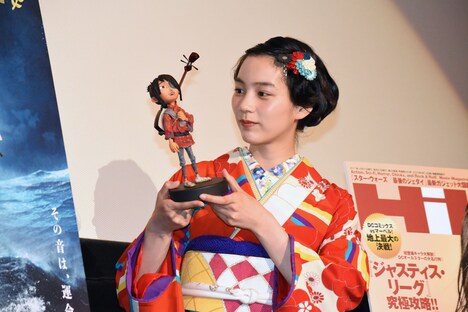 クボ人形を手にしたのん。