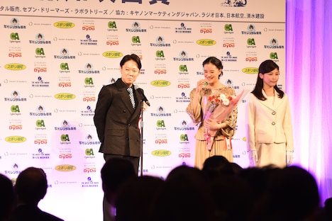 阿部サダヲ（左）と蒼井優（中）。