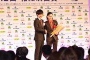 左から松坂桃李、菅田将暉。