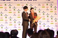 左から松坂桃李、菅田将暉。