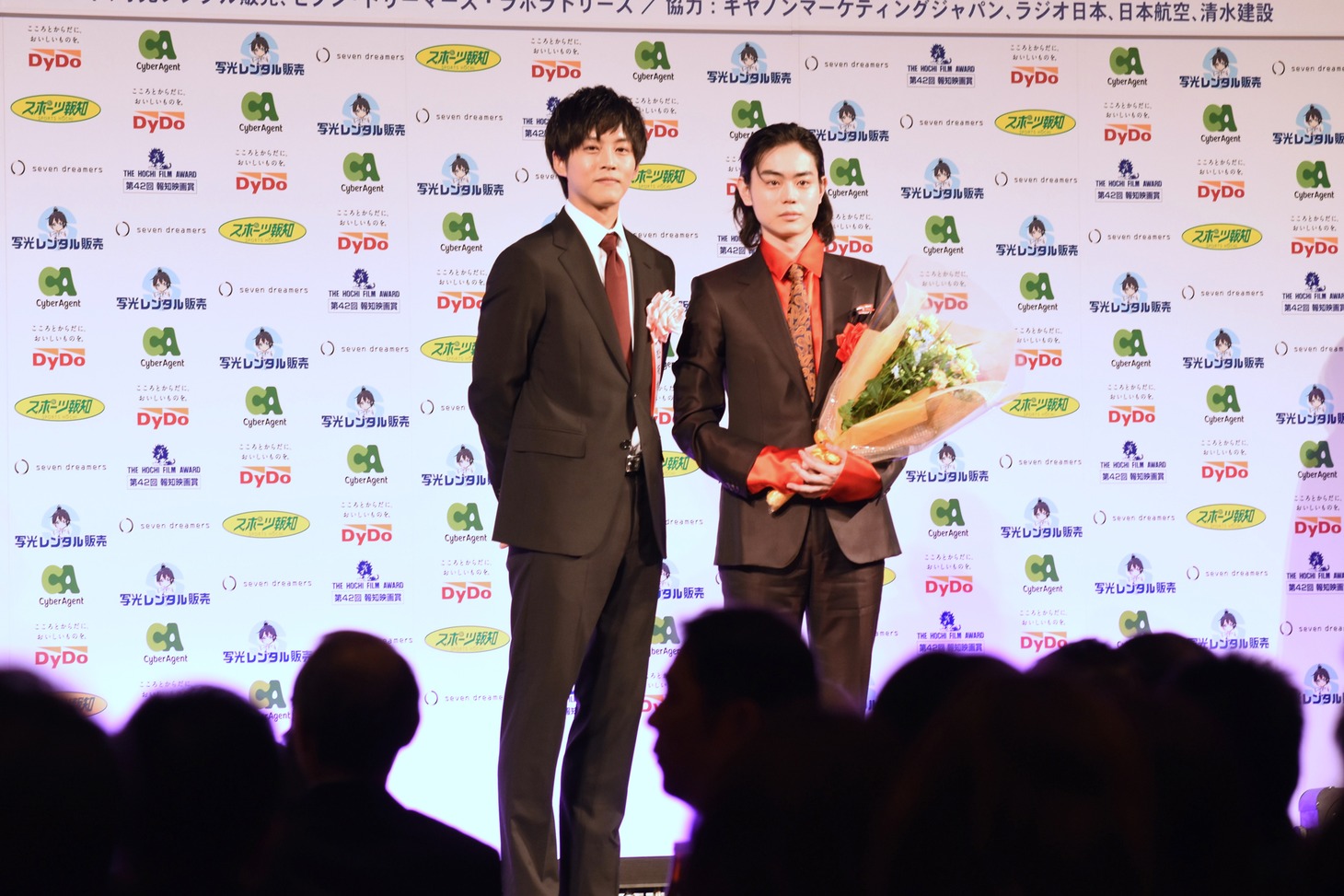 左から松坂桃李、菅田将暉。