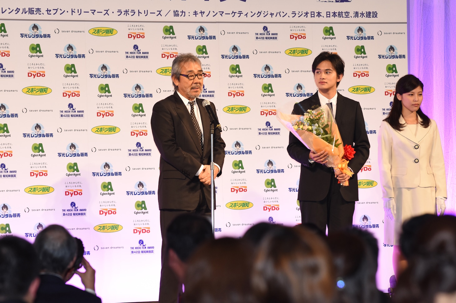 寺尾聰（左）と北村匠海（中）。