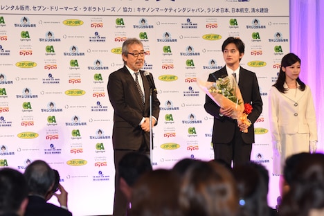 寺尾聰(左)と北村匠海(中)。