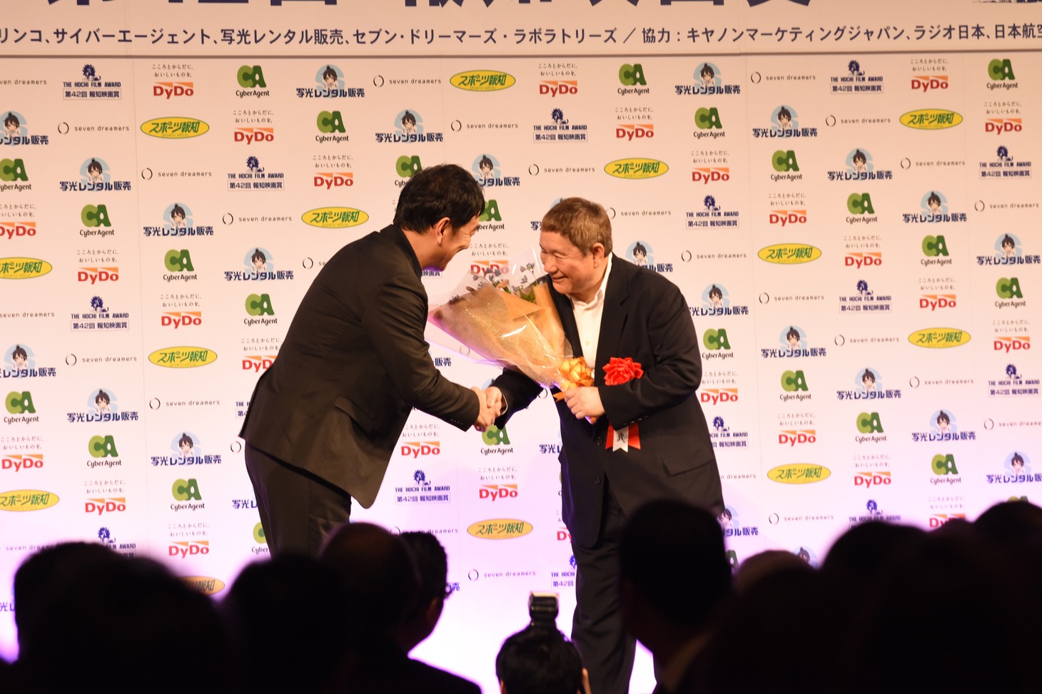 左からピエール瀧、北野武。