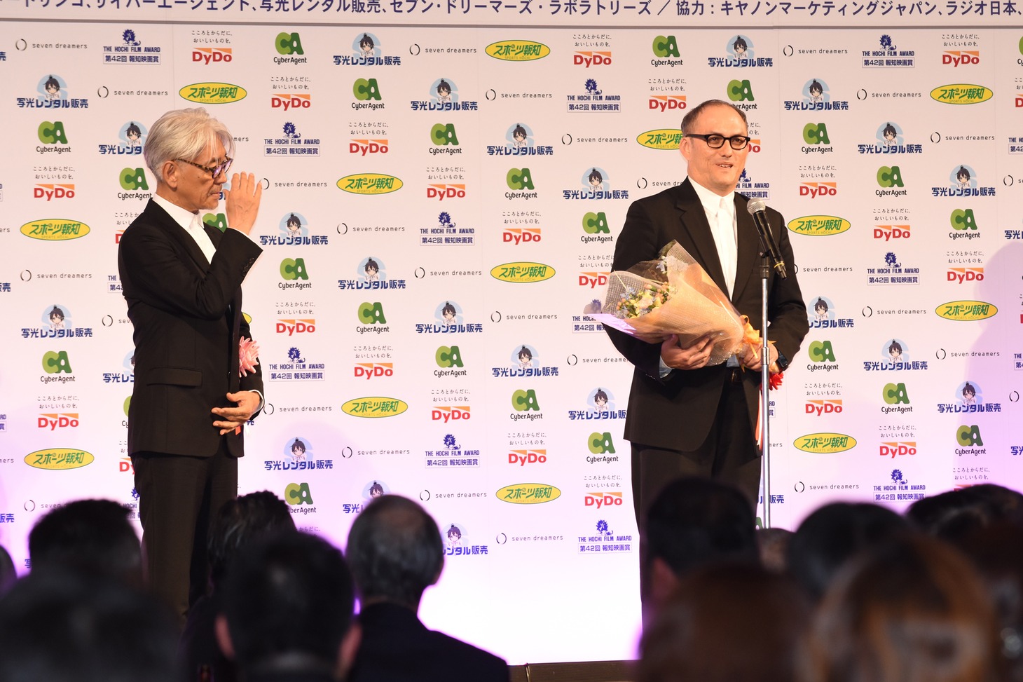 左から坂本龍一、スティーブン・ノムラ・シブル。